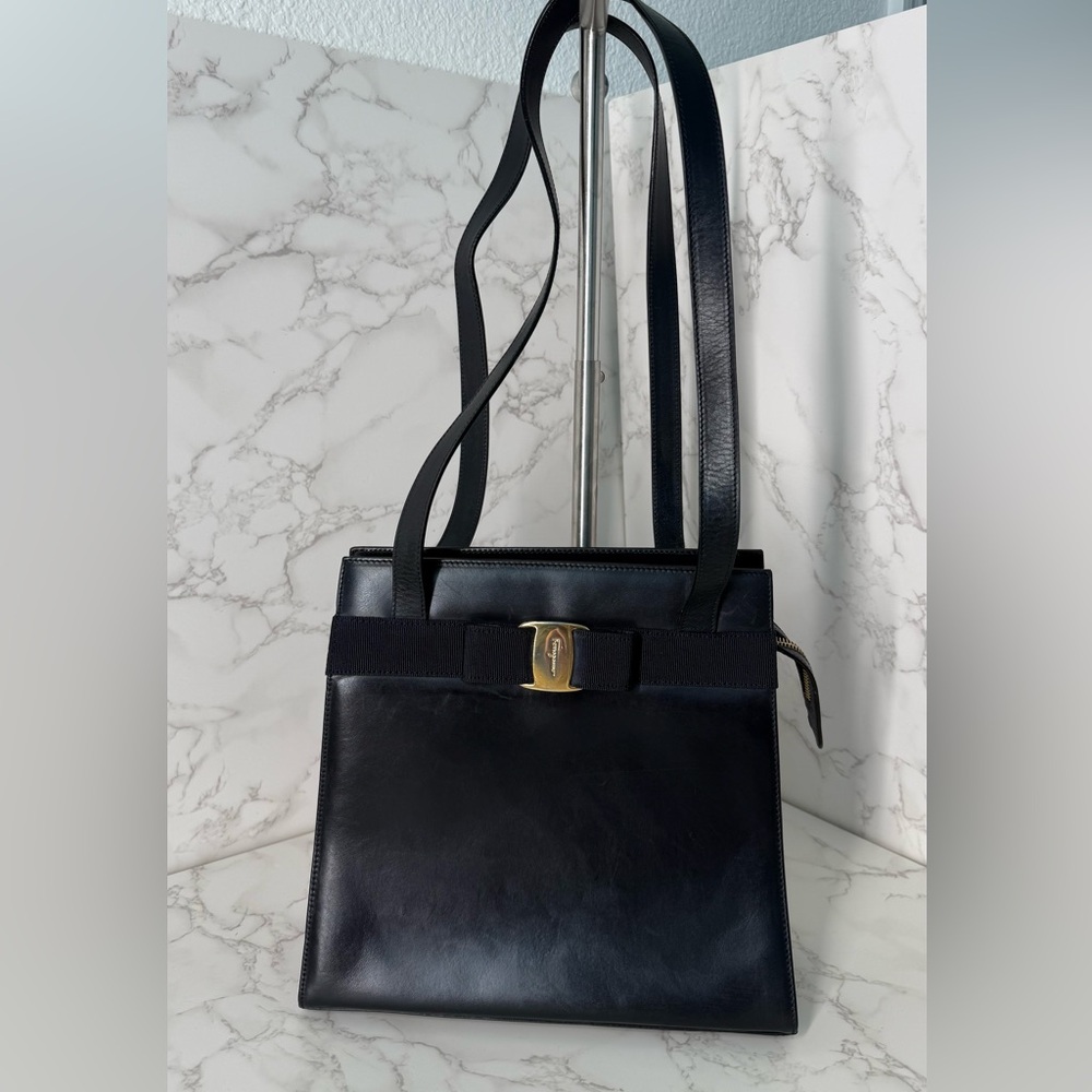 Ferragamo Elegant navy Leather Handbag